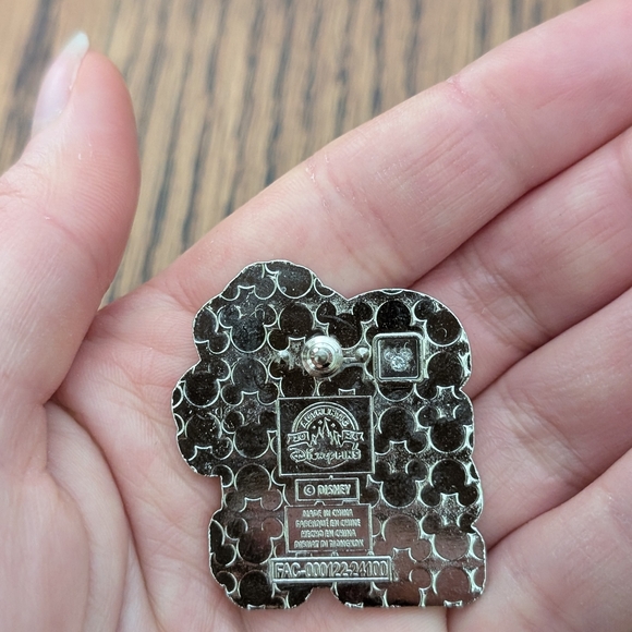 Disney Pin - Picture 2 of 3